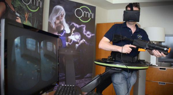 Counter-Strike в демонстрационном ролике «виртуальной беговой дорожки» Virtuix Omni